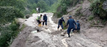 पहिरो पन्छ्याएर सडक सुचारु गर्दै प्रहरी (तस्बिर)