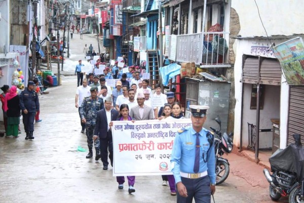 ट्राफिक प्रहरीले भन्यो-लागुऔषध सेवन गरेर सवारीसाधन नचलाउनुहोस्