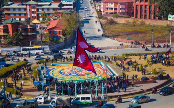 क्षतिपुर्ति नपाएको झोकमा पोलमा चढेकी आरतीको प्रहरीद्वारा उद्दार