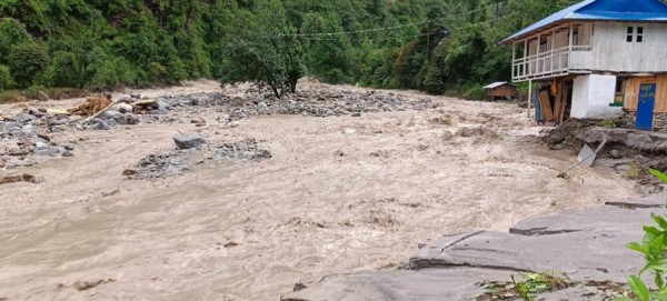 दोलखामा बाढीले एक महिलालाई बेपत्ता बनायो, तीन घर बगे