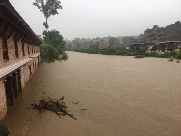 काठमाडौं उपत्यकाका नदी र खोलामा जलसतह बढेपछि करिडोरमा प्रहरीको गस्ती