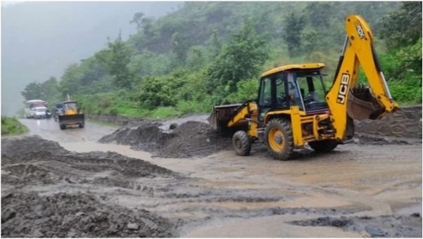 पहिरोले अवरुद्ध भयो अरनिको राजमार्ग