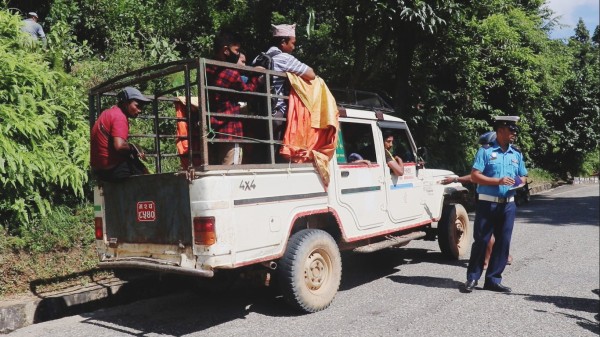 जोखिमपूर्ण तरिकाले यात्रु बोक्ने गाडीलाई ट्राफिक प्रहरीले थाल्यो कारबाही