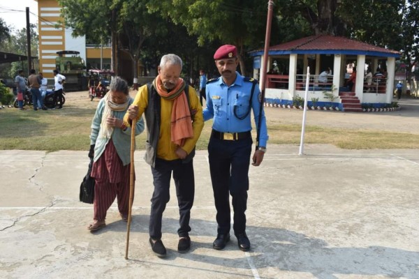 कपिलवस्तु प्रहरीले दिन थाल्यो बृद्ध र अपाङ्ग सेवाग्राहीका लागि छुट्टै किसिमले सेवा