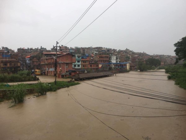 बस्तीमा पस्यो हनुमन्ते खोलामा आएको बाढी