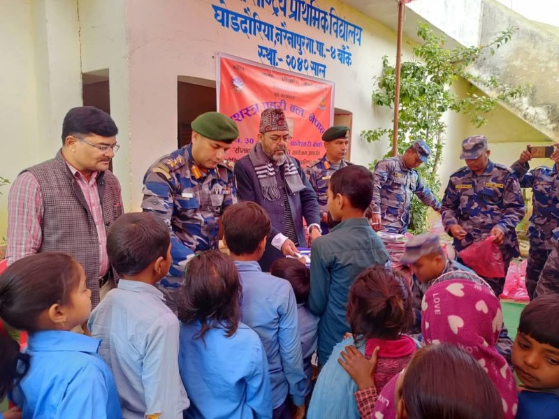 नरैनापुरका २ सय विद्यार्थीलाई सशस्त्र प्रहरीले वितरण गर्‍यो शैक्षिक सामाग्री