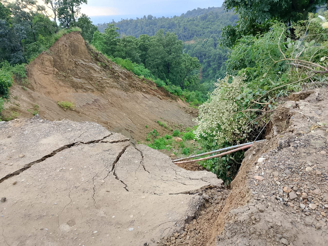 दाउन्नेमा पुनः सडक भासियो, एकतर्फी संचालनमा