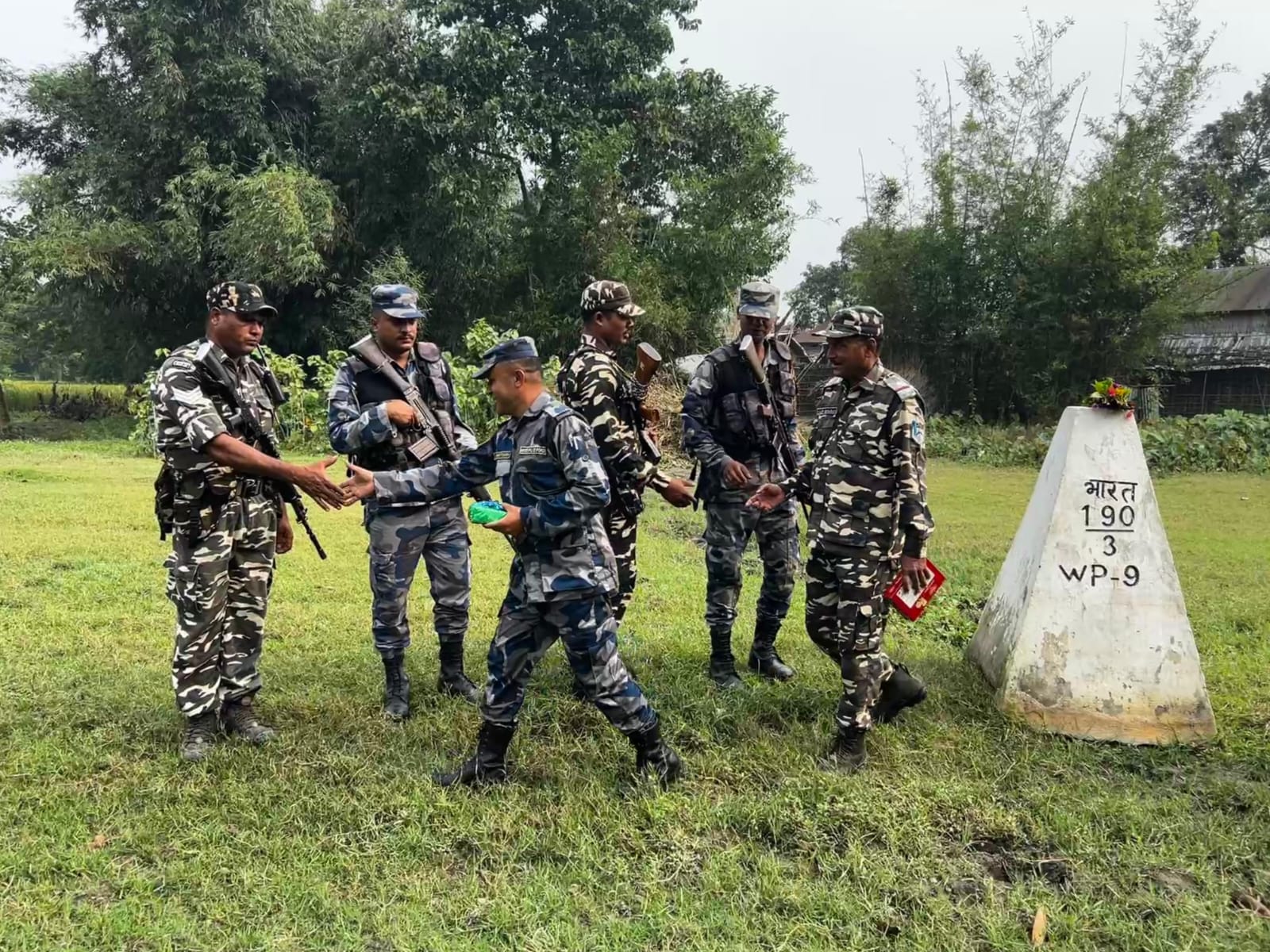 सशस्त्र प्रहरी र एसएसबीबीच सीमा नाकामै शुभकामना आदानप्रदान