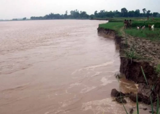 बाँकेको राप्ती नदीले सतह पार गर्यो, खतराको संकेत गर्दै प्रशासनले भन्यो- सतर्कता अपनानुहोस्