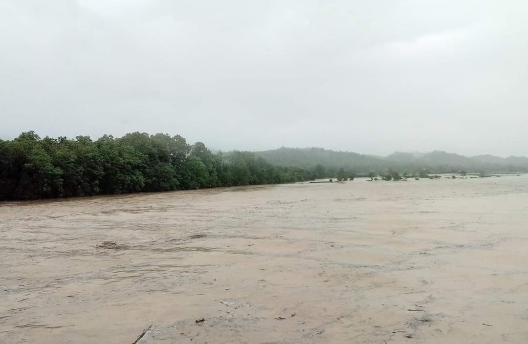 बाँकेको राप्तीमा पानीको सतह ८.०१ मिटर पुग्यो, बाढी बस्तीमा पस्न सुरु, ५० जनालाई सुरक्षित ठाँउ लगियो