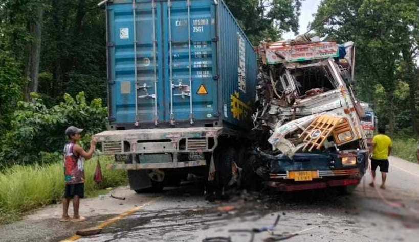 चितवनमा भारतीय कन्टेनर र ट्रक ठोक्किँदा दुबै चालकको मृत्यु