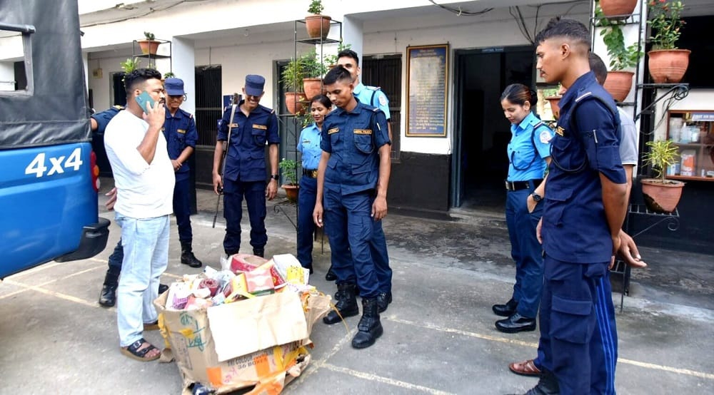 नेपालगन्जबाट २ लाख बढीको पटाका बरामद, पटाका भित्रीन नदिन सीमामा कडाई