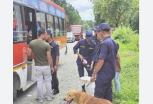 तालिम प्राप्त कुकुरसहित प्रहरीले सुरु गर्‍यो चेकिङ