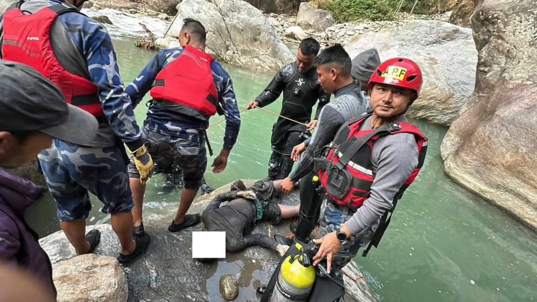 ६ दिनदेखि बेपत्ता पुरुषको शवलाई ७० फिट गहिराईबाट निकाल्यो सशस्त्र प्रहरीको गोताखोरले